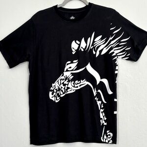 Horse art graphic Arabic calligraphy tee M